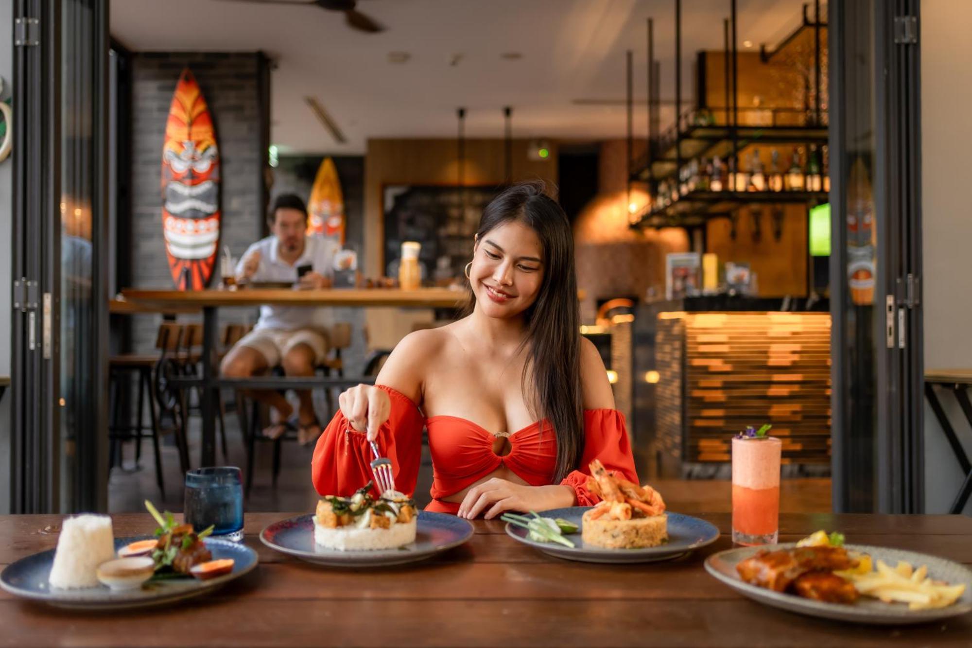 Hotel Indigo Phuket Patong By Ihg المظهر الخارجي الصورة A woman eating at a restaurant