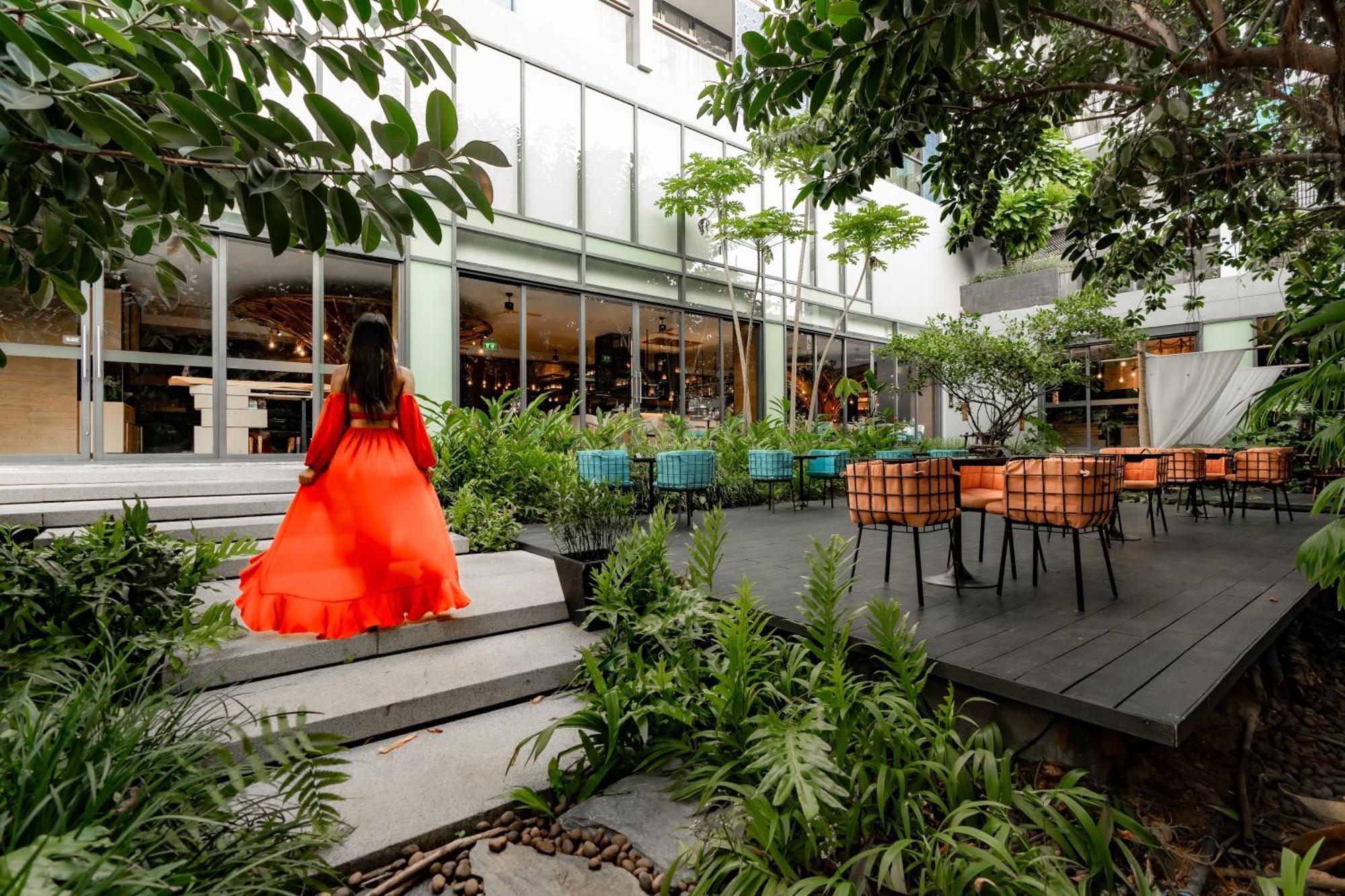 Hotel Indigo Phuket Patong By Ihg المظهر الخارجي الصورة The courtyard at the hotel